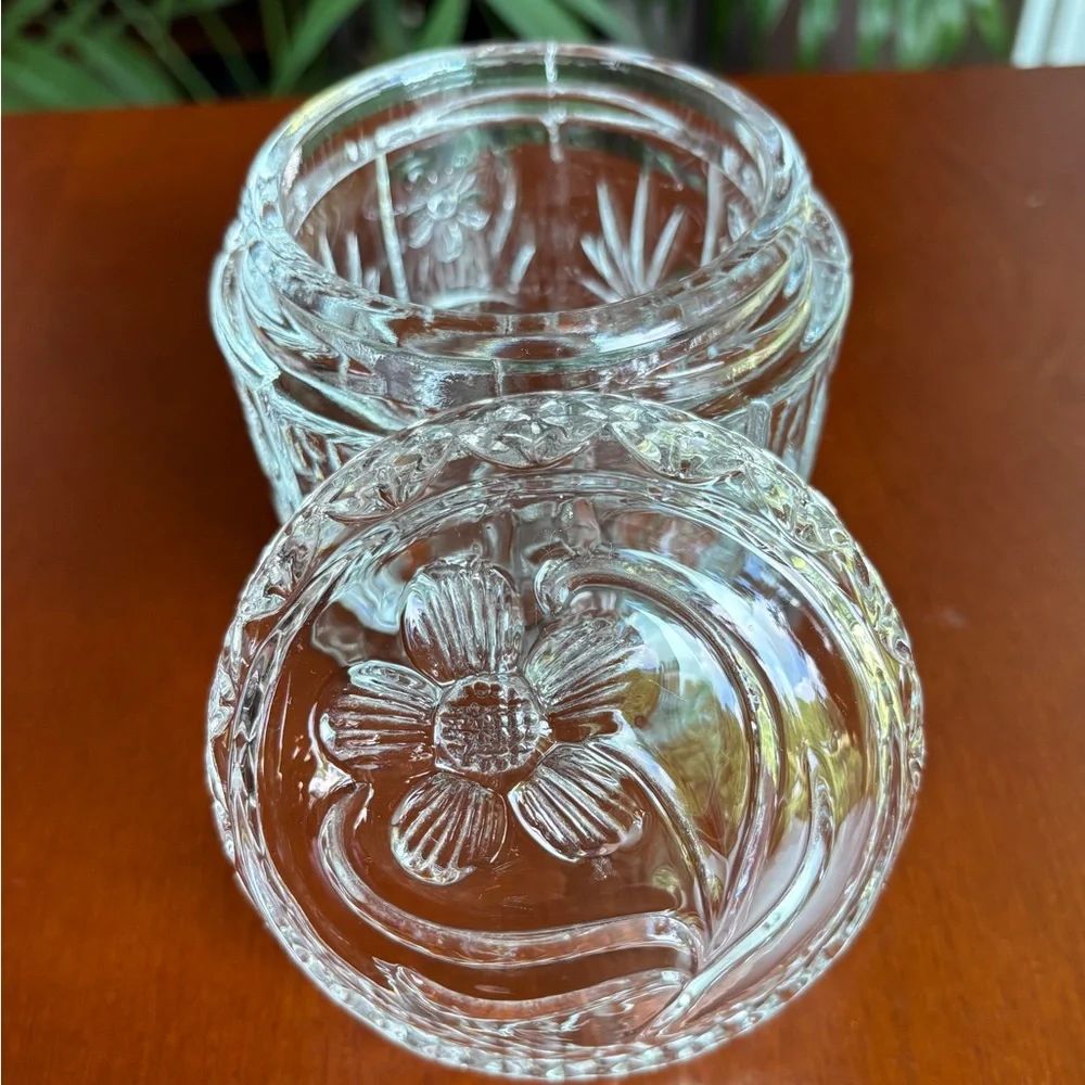 Avon Fostoria Floral Daisy Compote Clear Glass Covered Trinket Boudair Jar